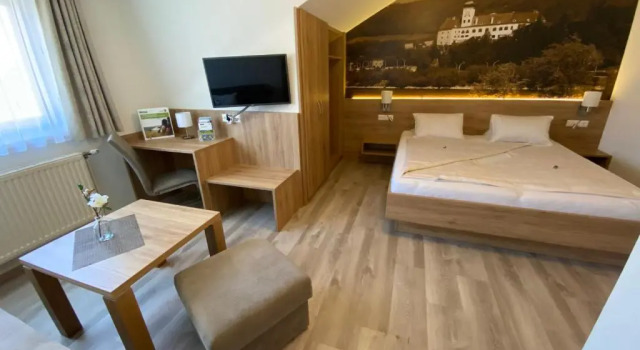 Privatzimmer und Ferienwohnungen Leeb, Book Guesthouse  