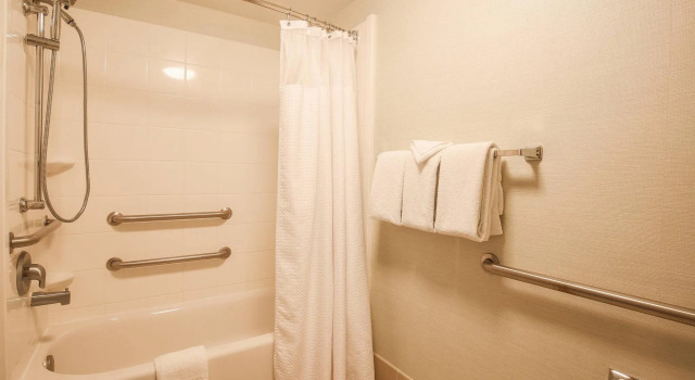Четырёхместный номер Standard Courtyard by Marriott Flint Grand Blanc