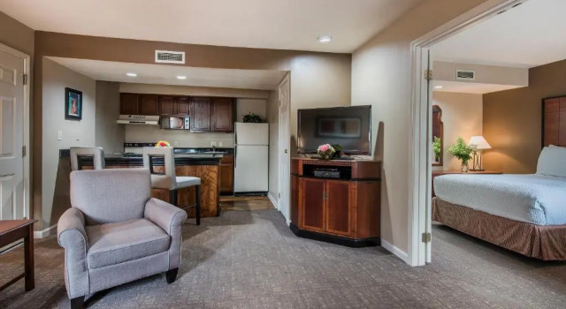 Cloverleaf Suites