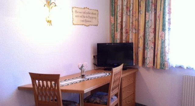 Pension Haus Petra, Prenota Hotel Hotel a Tirolo con parcheggio, Parcheggio