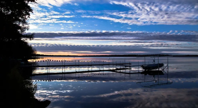 #4 - Loon's Landing 2 Bedroom Cabin by RedAwning, Varaa Lomakoti Carp Lake Michigan