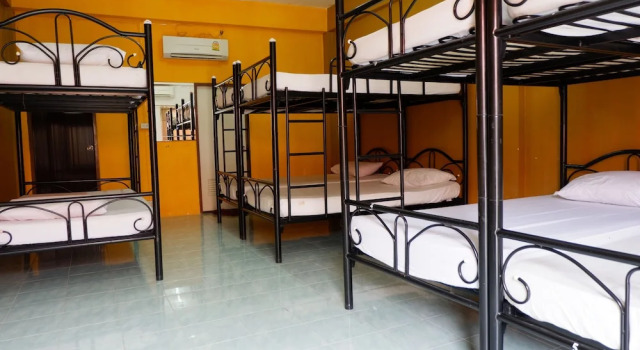 Кровать в общем номере с балконом Jaya Hostel - Adults Only