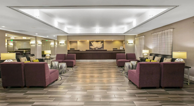 La Quinta Inn & Suites by Wyndham DFW Airport South / Irving