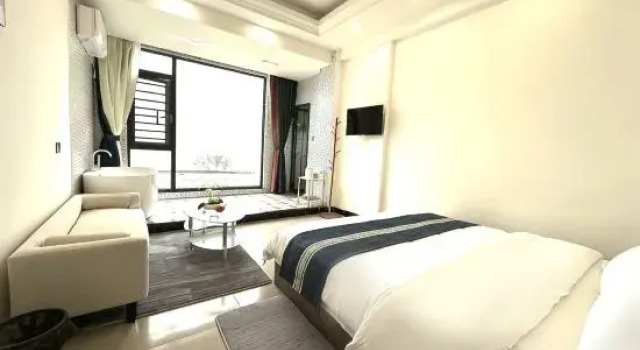 Люкс с 6 комнатами с балконом и с видом на озеро Xinyue Lake View Homestay (Xinghu Scenic Spot)