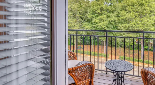 Апартаменты 1 Mi to Uga: Charming Athens Condo w/ Balconies!