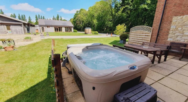 3 makuuhuonetta Perhe Mökki The Victorian Barn self catering holidays with pool & hot tubs