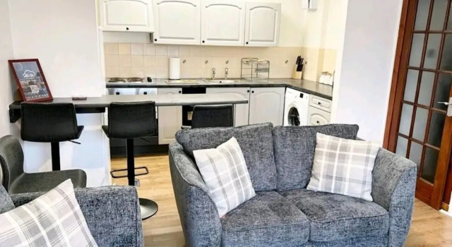 Апартаменты Lovely 2 bed with free parking