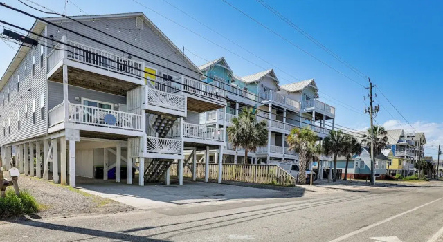 Carolina Beach Condo With Deck: Steps to Shore!, Забронировать Апартаменты/квартира Апартаменты Каролина-бич, рядом с Пляж Каролина, Апартаменты/квартира