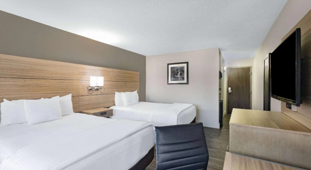 Четырёхместный номер Standard La Quinta by Wyndham Joplin