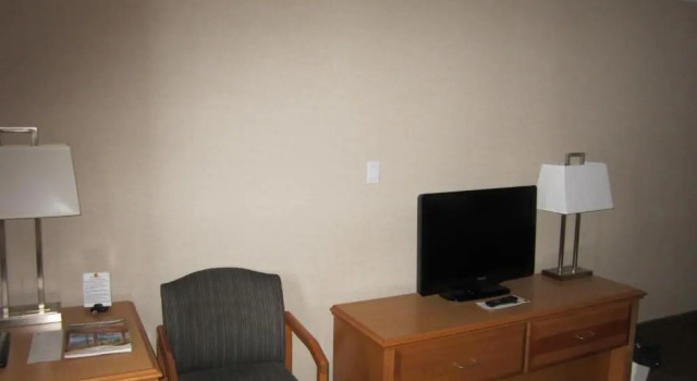Четырёхместный номер Standard Woodlands Inn & Suites
