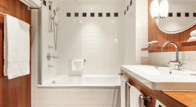 Двухместный номер Deluxe с видом на канал Hilton Amsterdam