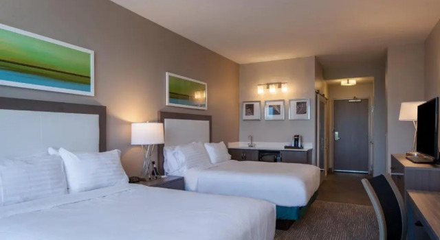 Четырёхместный номер Superior Holiday Inn Cleveland Clinic by IHG