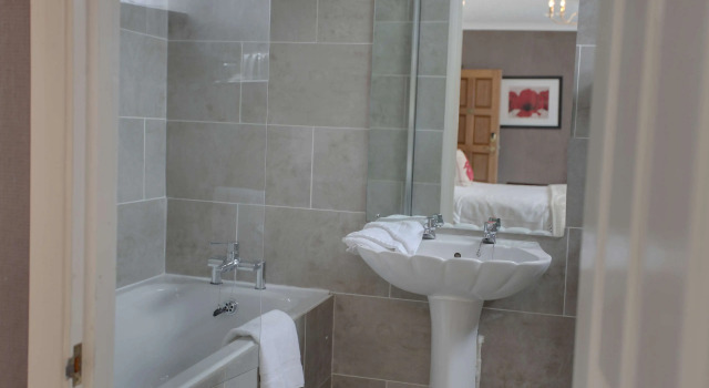 Четырёхместный семейный номер Standard Weston Hall Hotel Sure Hotel Collection by Best Western