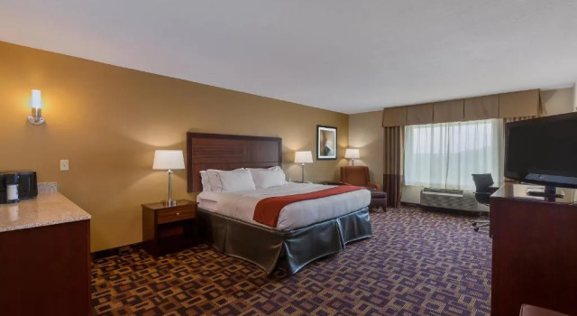 Люкс Holiday Inn Express Hotel & Suites Salina by IHG