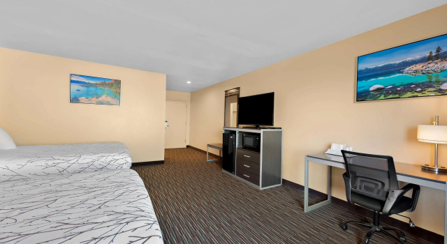 Четырёхместный номер Standard с красивым видом из окна Best Western Topaz Lake Inn
