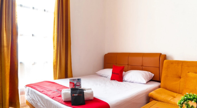 Люкс RedDoorz near Cipinang Indah Mall