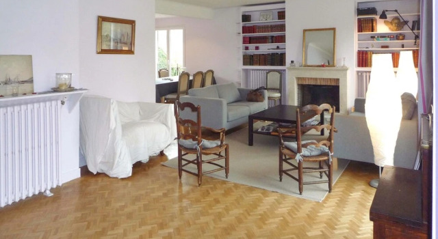 Beautiful Poissy Family Home With 5 Bedrooms, Large Garden and own Pon, Book Hotel Poissy Yvelines