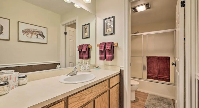 Slopeside Condo With Hot Tub + Game Room Access!, Rezerwuj Apartament Hotele w Iron County z parkingiem, Parking