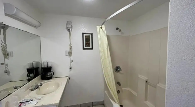 Номер Standard Budget Inn & Suites -Rates from 49 Dollars Only Super-Ice Cold,Comfortable Peaceful Rooms- Door-to-Door Lit Parking & Lowest Price plus HBO Max,Spanish TV, Internet free