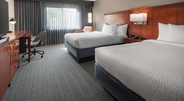 Четырёхместный номер Standard с видом на бассейн Courtyard by Marriott Los Angeles Hacienda Heights Orange County