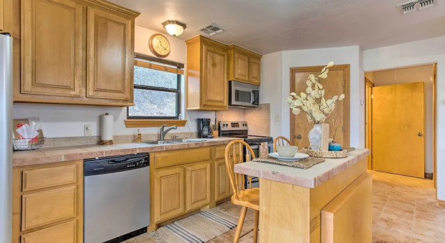 Коттедж Medicine Park Cabin Rental w/ Mountain View