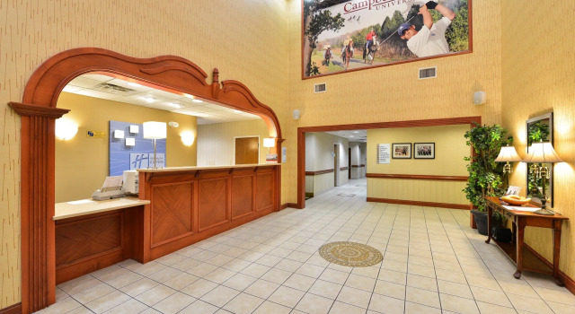 Holiday Inn Express Campbellsville, Boek Hotel Hotels in Kentucky met parkeren, Parkeren