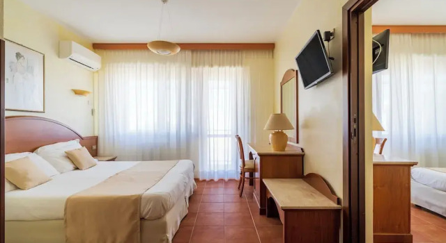 Четырёхместный номер Standard с балконом Hotel Florida