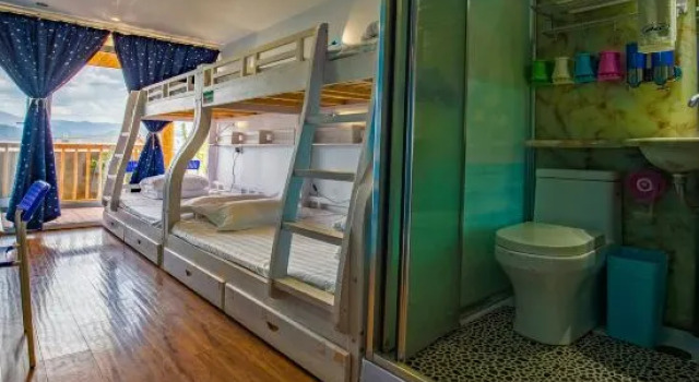 Кровать в общем номере New Style Inn