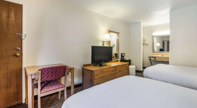 Четырёхместный номер Standard Days Inn by Wyndham Mackinaw City - Bridgeview Area