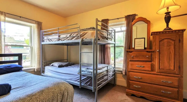 Номер Standard с видом на горы Bunk & Brew Historic Lucas House - Hostel