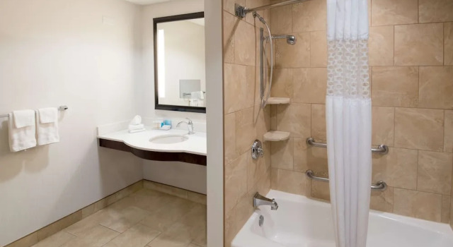 Двухместный люкс Accessible Hampton Inn & Suites South Park at Phillips Place