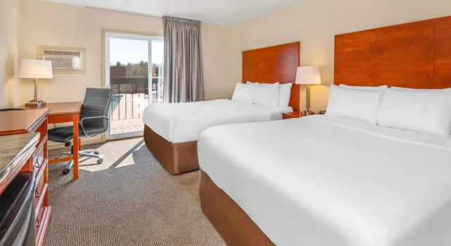 Четырёхместный номер Standard с красивым видом из окна Travelodge by Wyndham Gananoque