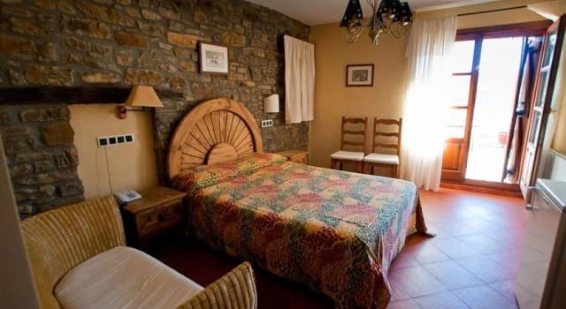 Hotel Villa Románica, Забронировать Отель Аинса-Собрарбе 