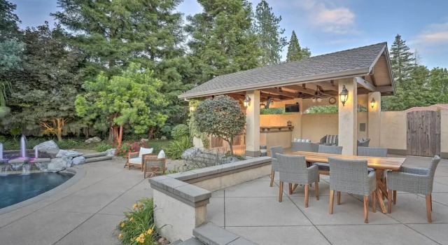 Redding Getaway w/ Hot Tub & Outdoor Kitchen!, Prenota Hotel Hotel 3 stelle a Redding, 3*