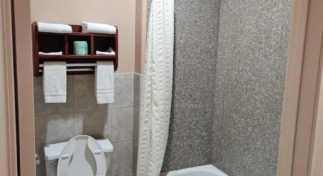 Четырёхместный номер Standard Budgetel Inn and Suites
