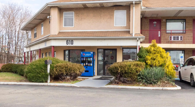 Кровать в общем номере OYO Hotel Edison NJ Route 1