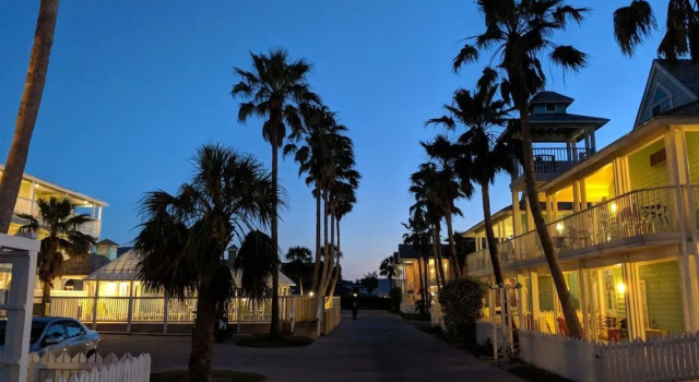 Seashell Village Resort near the beach, Забронировать Курортный отель Порт-Аранзас Mustang Island, рядом с Художественный центр Порт-Аранзаса