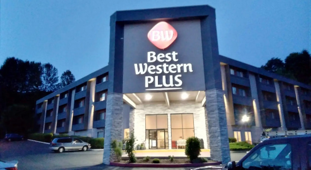 Кровать в общем номере Best Western Plus Renton Inn
