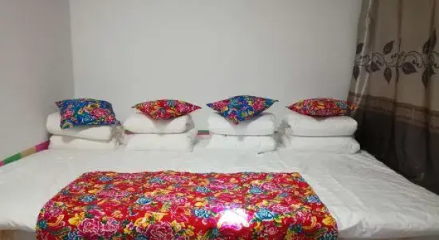 Кровать в общем номере Our Inn (Xuegu Scenic Area Branch)