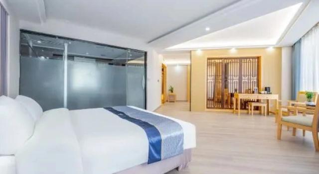 Люкс UP Huayi International Hotel