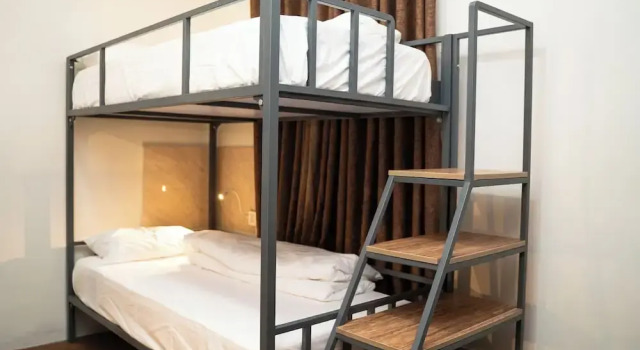 Кровать в общем номере Aarya Wellness & Hostel