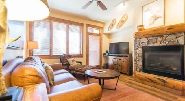2106 Timberline Lodge, Trappeur's Crossing Apartment 2, Забронировать Апартаменты/квартира Отели Стимбот-Спрингса с парковкой, рядом с Preview Ski Lift, Парковка