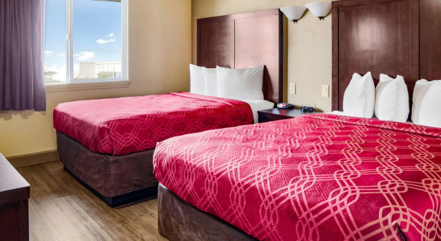 Четырёхместный номер Standard Econo Lodge Newport
