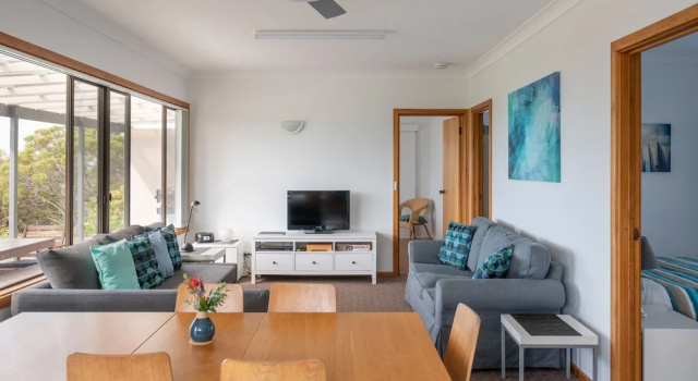 Семейный коттедж с 3 комнатами с видом на залив Emu Bay Holiday Homes