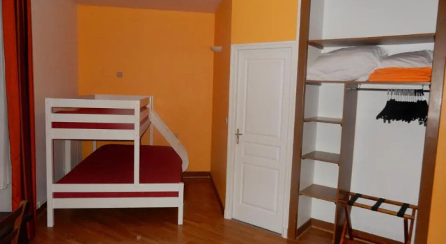 Четырёхместный номер Comfort Logis Hôtel Saint-Hubert