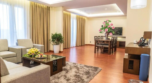 Люкс с балконом Sai Gon Phu Tho Hotel