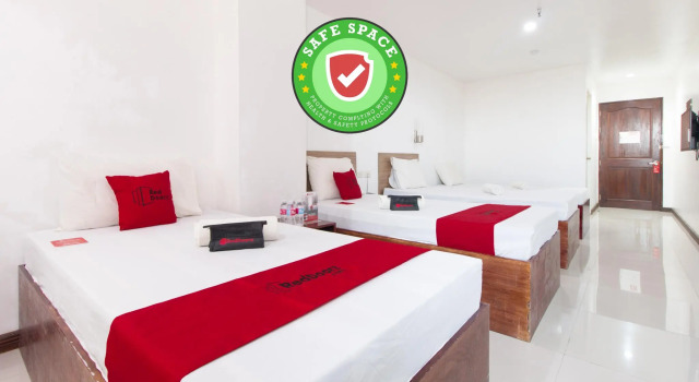RedDoorz Plus near Vigan City Commercial Center, Забронировать Отель Виган 