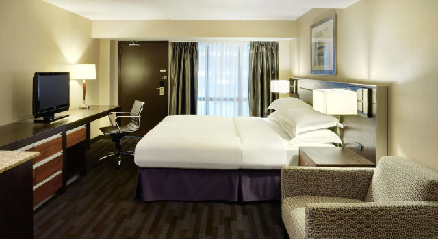 Двухместный номер Standard с видом на бассейн Hilton Winnipeg Airport Suites