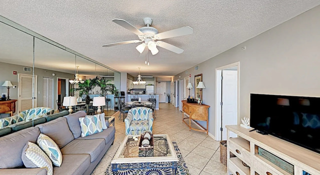 Gulf-front Gem: Lake Views, Beach Access & 3 Pools 2 Bedroom Condo, Varaa Huoneisto Destin Emerald Coast