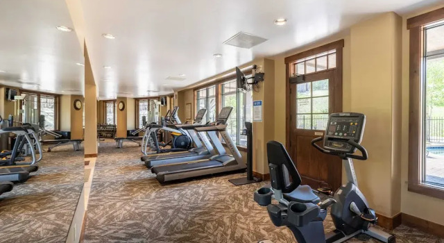 Twin Chutes by Avantstay Beautiful Ski in Ski out Condo w/ Access to Hot Tub & Gym, Забронировать Апартаменты/квартира Отели Брекенридж с парковкой, рядом с Trygve's Platter Chair Lift, Парковка